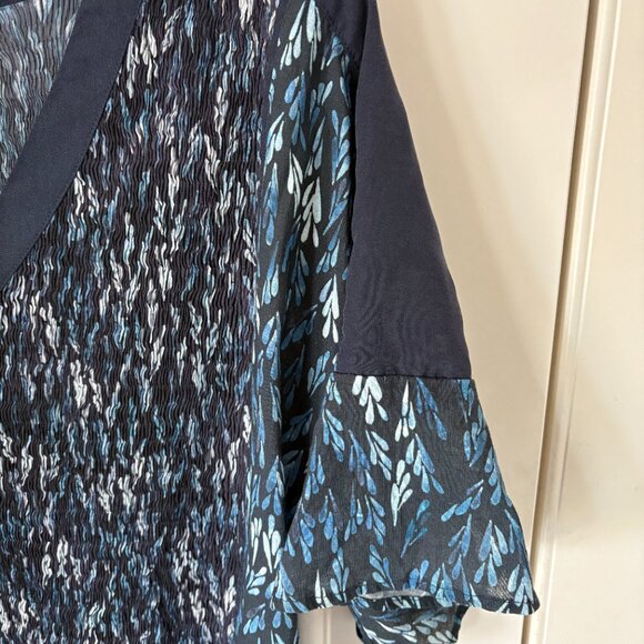 Unique lightweight pleated material blouse - Picture 5 of 6